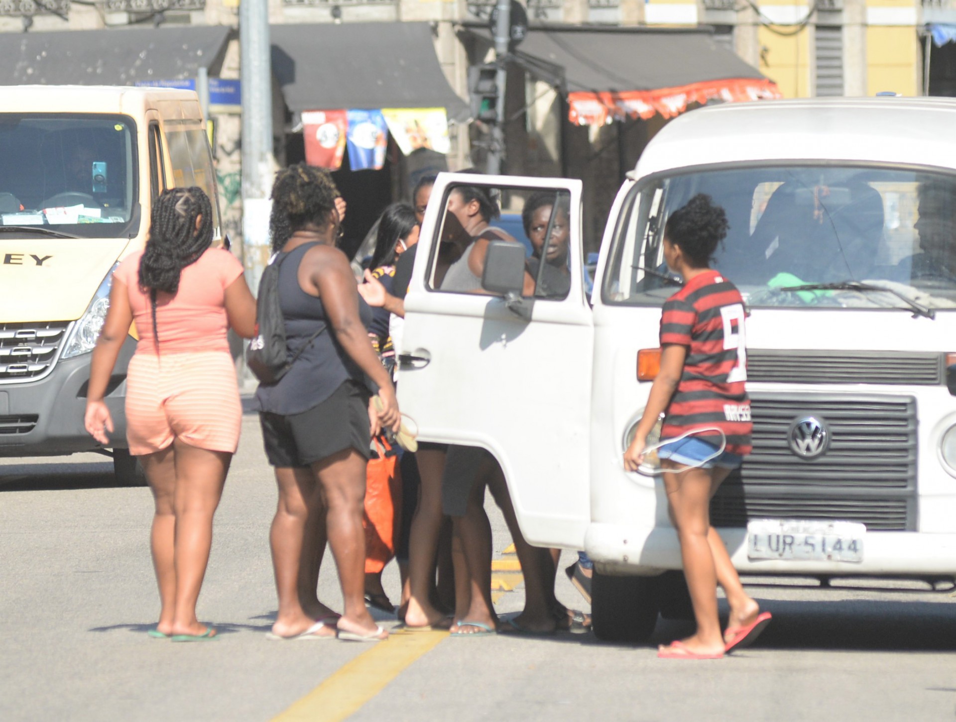 Parentes da menina Raquel deixam hospital em Kombi - Sandro Vox/ Agência O Dia