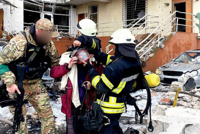 Militares auxiliando civis após bombardeio russo a cidade de Odessa