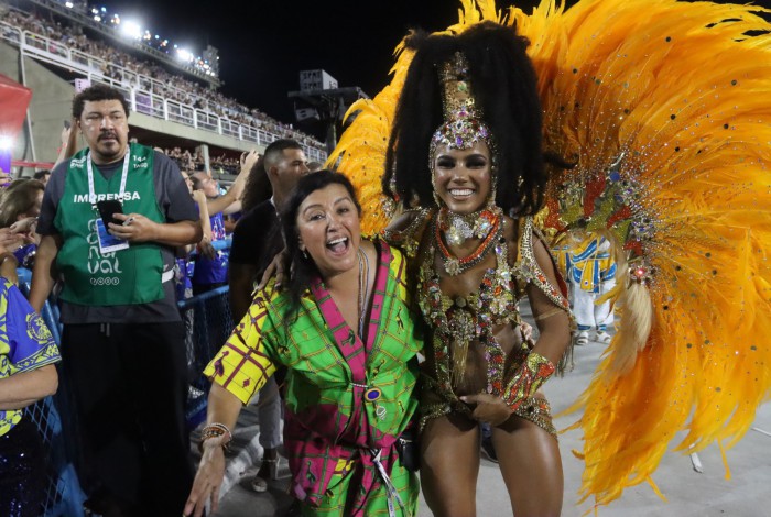 Mayara Lima, rainha de bateria da Paraíso do Tuiuti, tem problema com a fantasia e precisa sambar com a mão na genitália para não mostrar demais