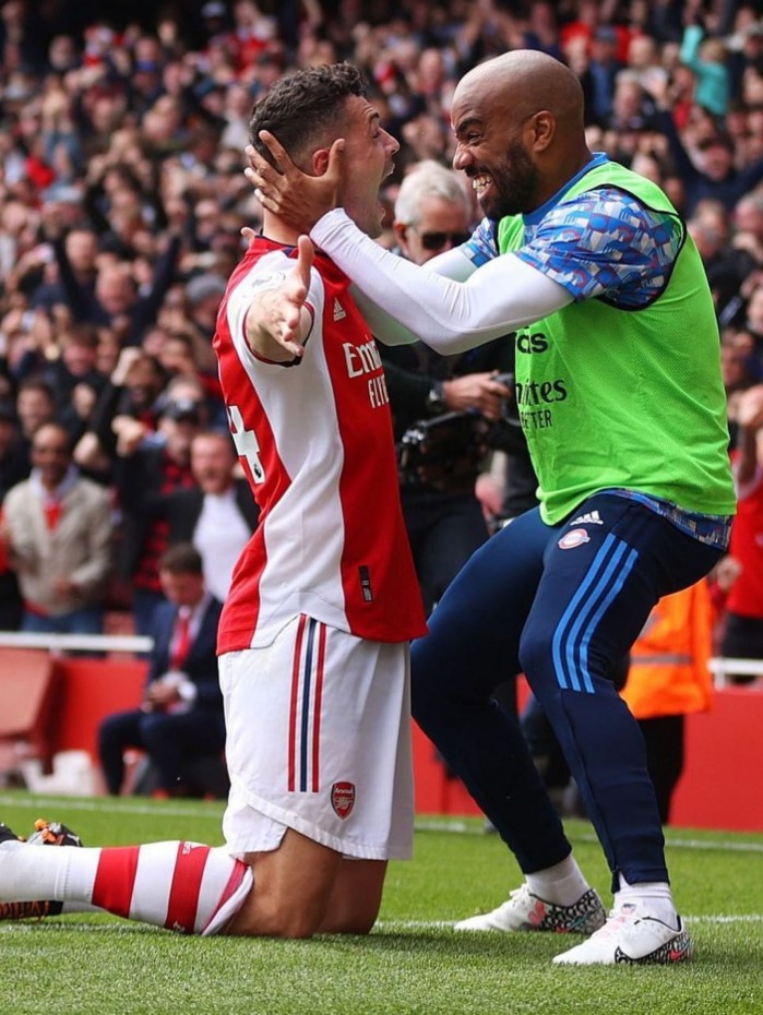 Granit Xhaka comemora o terceiro gol do Arsenal com Lacazette, reserva no duelo