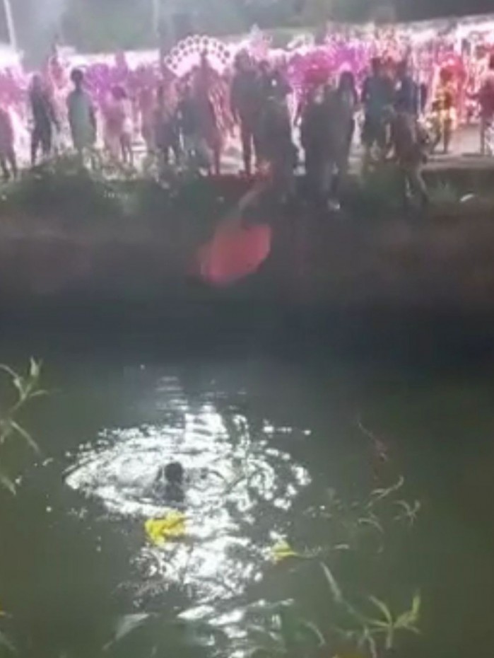 O homem foi retirado pelo Corpo de Bombeiros 