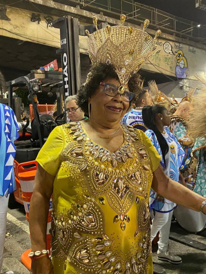 Tia Surica desfila pela Portela