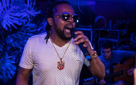 Xande de Pilares agita o Camarote Favela na Marquês de Sapucaí