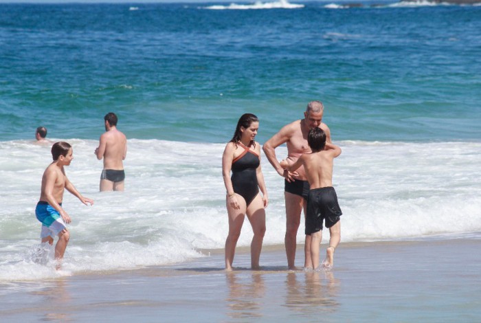 Claudia Abreu curte dia ensolarado com a família