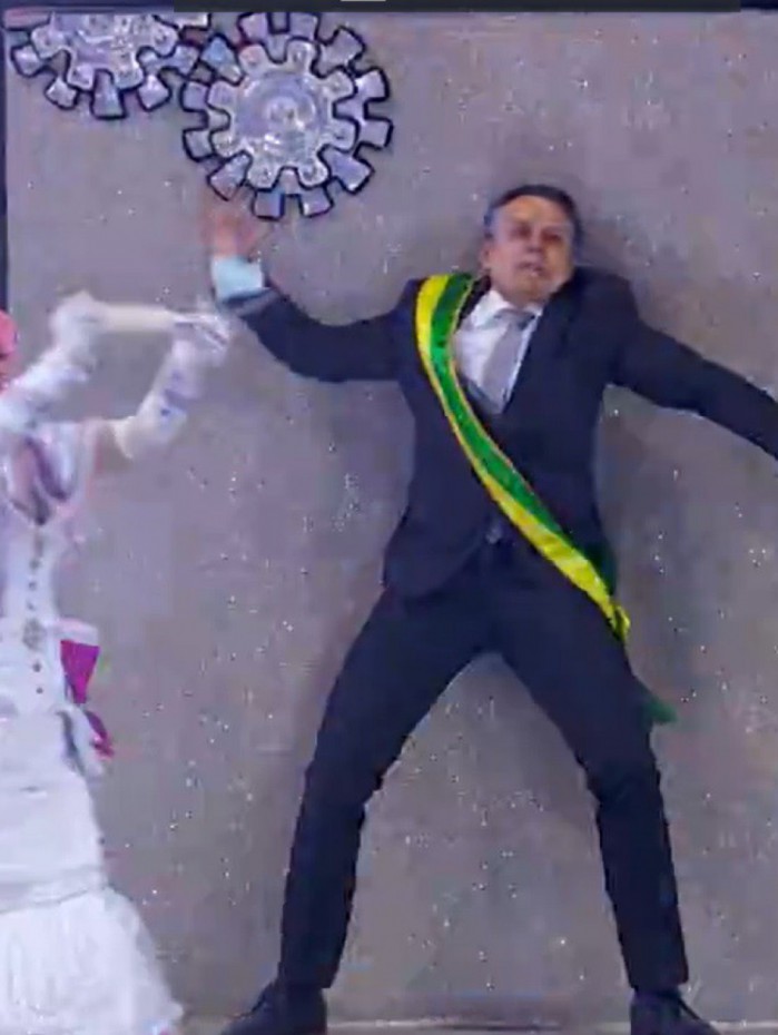 'Jair Bolsonaro' toma vacina e vira jacar&eacute; em desfile da Rosas de Ouro