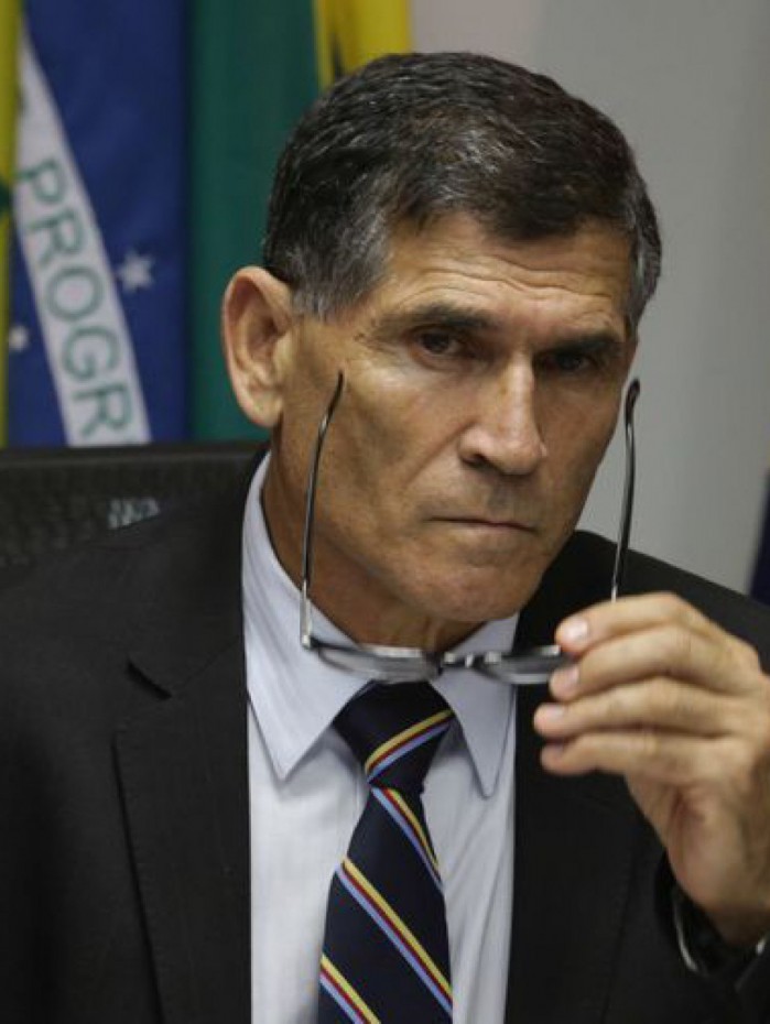 General da reserva Carlos Alberto Santos Cruz diz que se coloca à disposição do Podemos para disputar a presidência