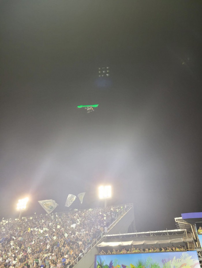 Drone representando flecha de Oxóssi arrancou aplausos do público do Setor 1