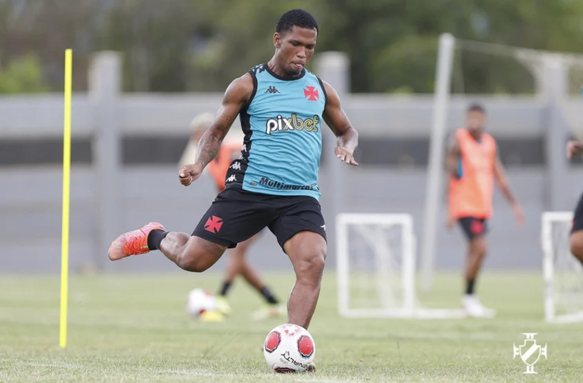 Juninho segue recuperação após sentir dores na coxa direita