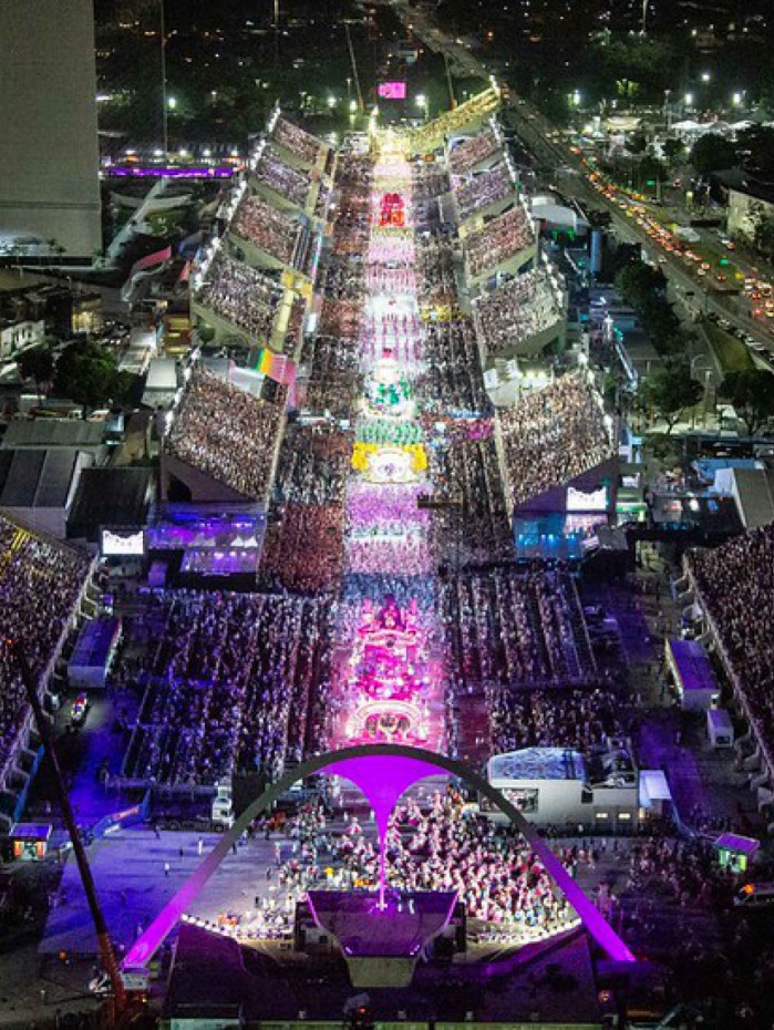 Sapuca&iacute; voltou a receber os desfiles depois da pandemia: apura&ccedil;&atilde;o acontece nesta tarde na Apoteose