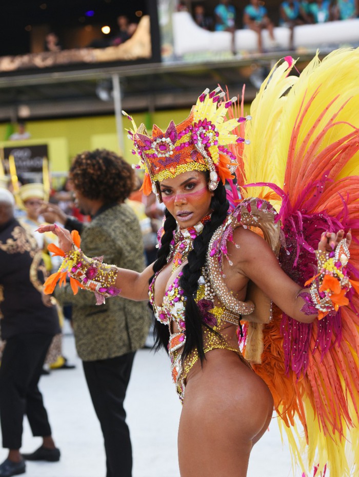 Apesar da espera, a rainha de bateria da Sossego manteve a alegria, disposição e o samba no pé na avenida.