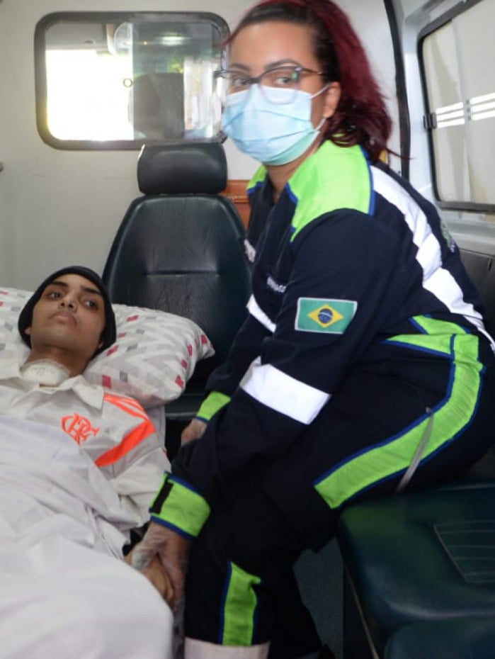 Caio Douglas deixa Hospital Get&uacute;lio Vargas de ambul&acirc;ncia