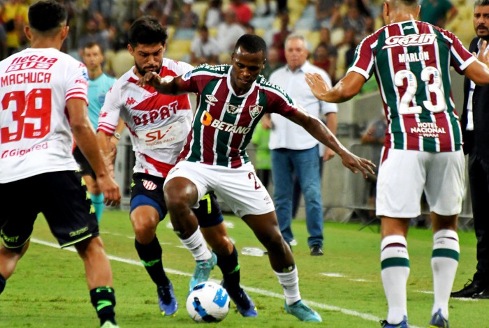 Arias, atacante do Fluminense, sendo marcado por três jogadores do Unión Santa Fe-ARG