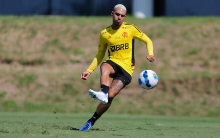 Matheuzinho pode ganhar vaga de Rodinei em primeiro jogo do Flamengo na final da Copa do Brasil