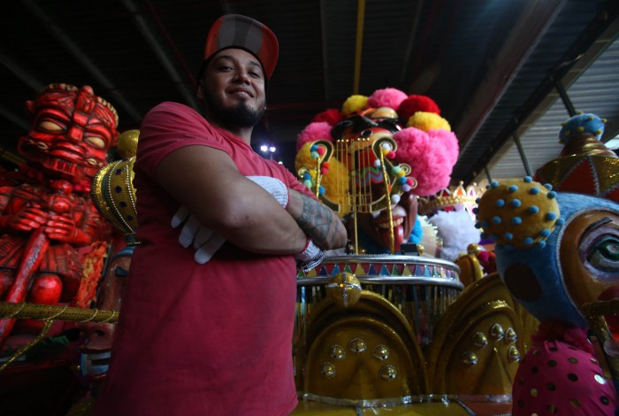 Nerildo Jacaúna diante da alegoria no barracão da campeã do Carnaval, na Cidade do Samba