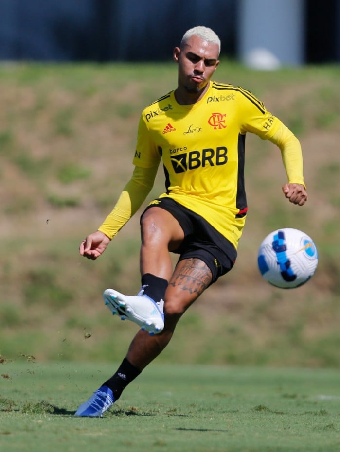 Matheuzinho tem disputado posição na lateral com Isla e Rodinei