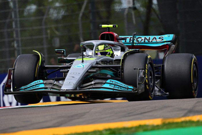 Lewis Hamilton sofre com o desempenho da Mercedes em 2022