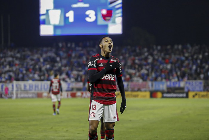 Lázaro marcou o terceiro gol do Flamengo na vitória sobre a Universidad Católica