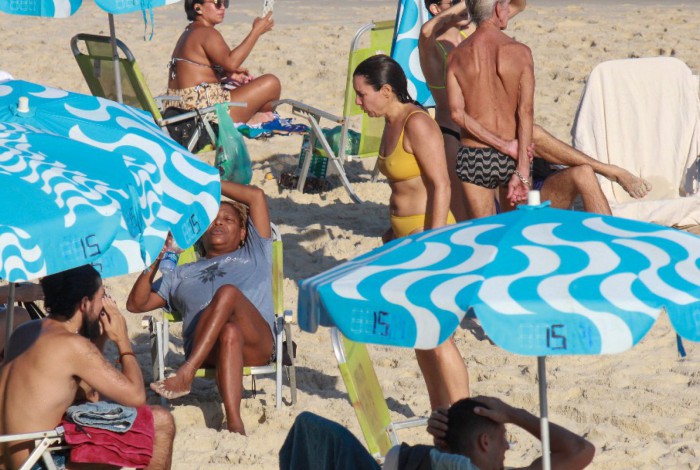 Mart´nália curte dia de praia acompanhada pela namorada, Nanda Lima