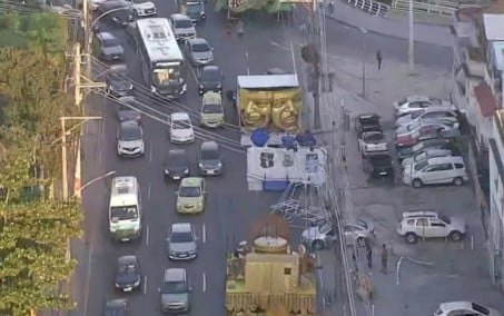 Deslocamento de carros alegóricos pela Intendente Magalhães causa transtornos no trânsito da Zona Norte