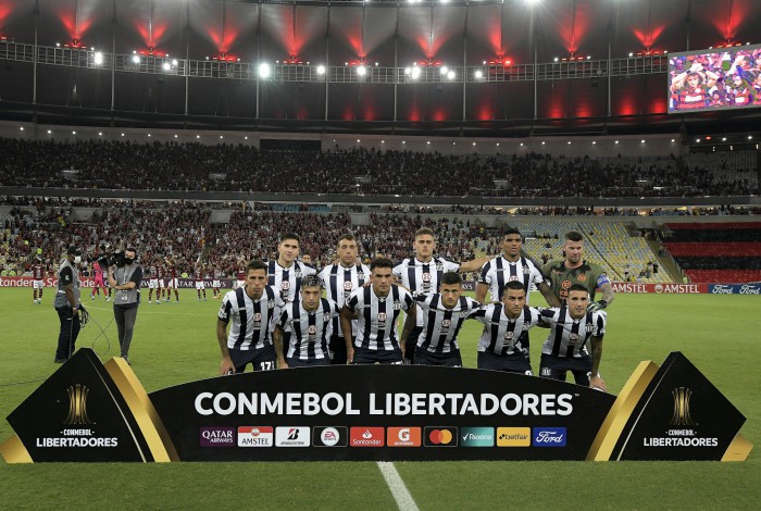 Jogadores do Talleres no duelo contra o Flamengo