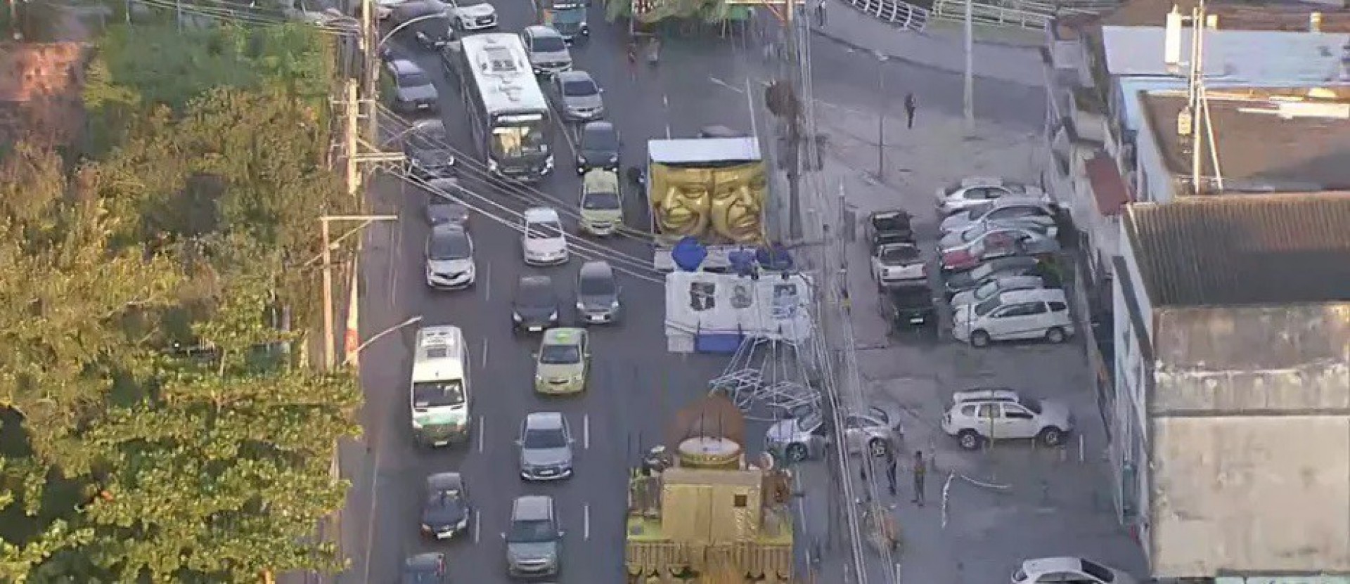 Carros alegóricos na Estrada Intendente Magalhães - Reprodução