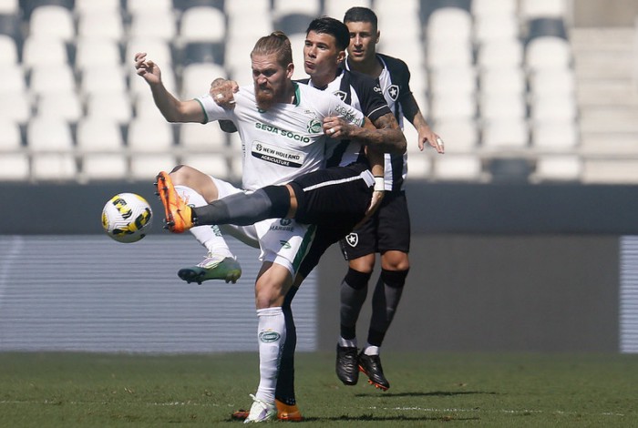 Victor Cuesta em atividade no empate do Botafogo com o Juventude
