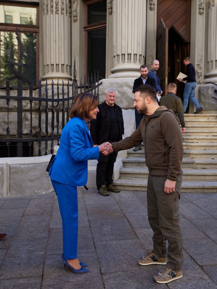 Presidente da Câmara dos Estados Unidos, Nancy Pelosi cumprimenta o presidente da Ucrânia, Valodymyr Zelensky, na chegada a Kiev