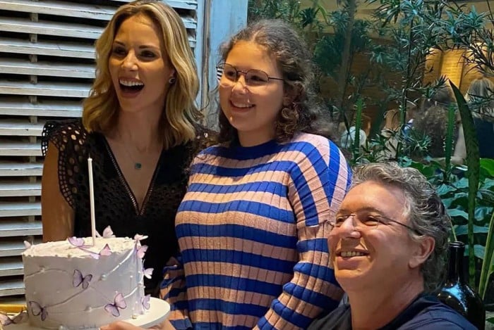 Ana Furtado e Boninho comemoram o aniversário de 15 anos de Isabella