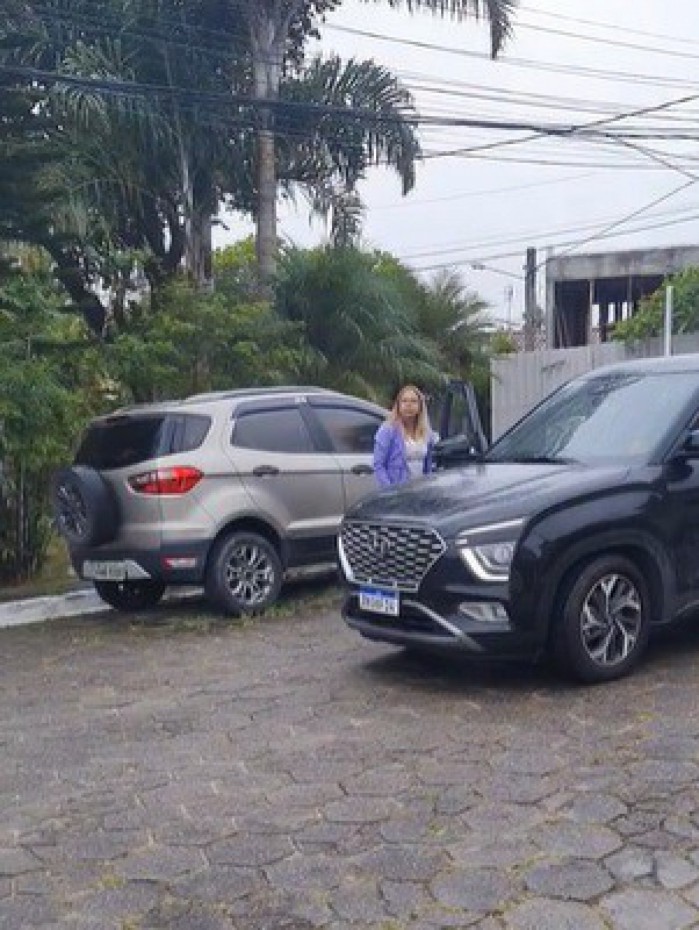 Cl&aacute;udia Alvarim Barrozo, defensora p&uacute;blica aposentada, &eacute; acusada de inj&uacute;ria racial contra dois entregadores em Niter&oacute;i