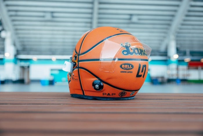 O capacete com a pintura especial de bola de basquete que será usado por Lando Norris no GP de Miami
