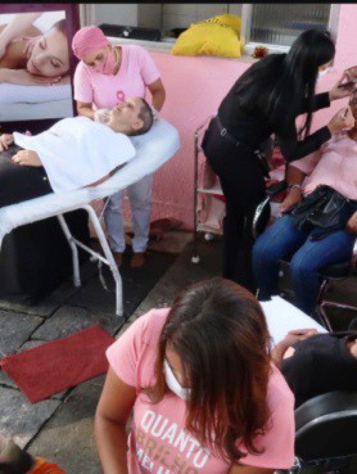 Um dia de tratamento facial com maquiagem, spa para as mãos, além da distribuição de brindes e um café da manhã foram oferecidos para as mães.