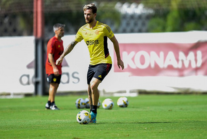 Léo Pereira voltou a treinar com o elenco e pode reforçar o Flamengo contra o Botafogo