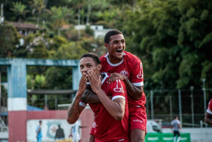 Lucas Gomes (esquerda) e Agú (direta) comemoram após o terceiro gol do America