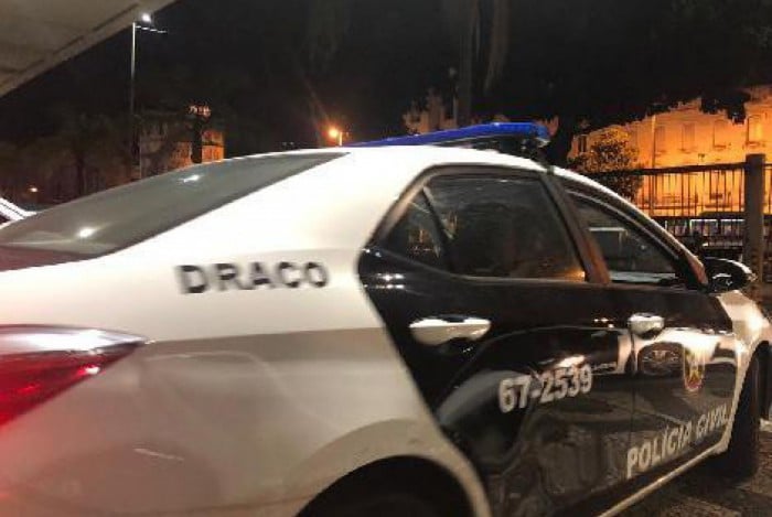 Dois suspeitos de integrar milícia são presos acusados de extorquir comerciantes na Baixada Fluminense