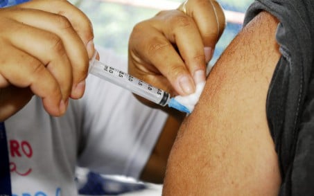 Nova Iguaçu aplica a dose de reforço em adolescentes de 12 a 17 anos