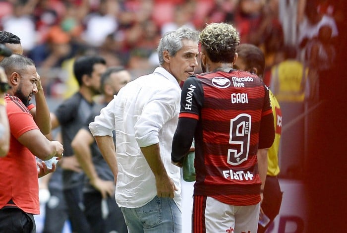 Paulo Sousa conversa com Gabigol no jogo do Flamengo contra o Botafogo