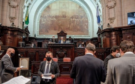 Projeto de lei que determina o fim do passaporte vacinal volta amanhã à Alerj