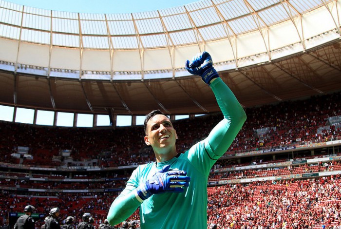 Gatito Fernández comemorando atuação no clássico vencido pelo Botafogo