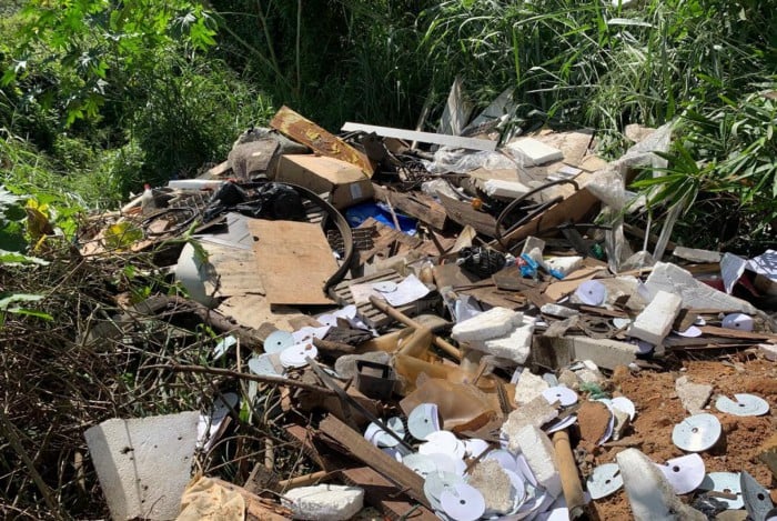 Guarda Ambiental de BM flagrou no último sábado, dia 07, três homens fazendo o descarte irregular de resíduos Estrada da Bocaina