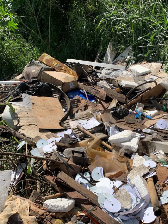 Guarda Ambiental de BM flagrou no último sábado, dia 07, três homens fazendo o descarte irregular de resíduos Estrada da Bocaina