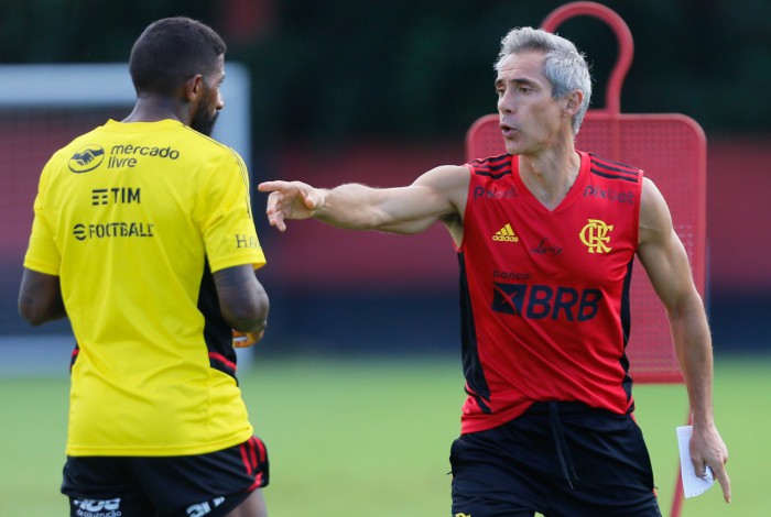 Paulo Sousa dá instruções aos jogadores em treino do Flamengo
