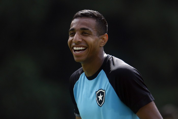 Victor S&aacute; se adaptou rapidamente e assumiu a posi&ccedil;&atilde;o de titular no ataque do Botafogo