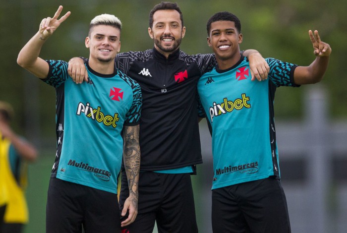 Gabriel Pec, Nenê e Andrey Santos posam pra foto em treino do Vasco