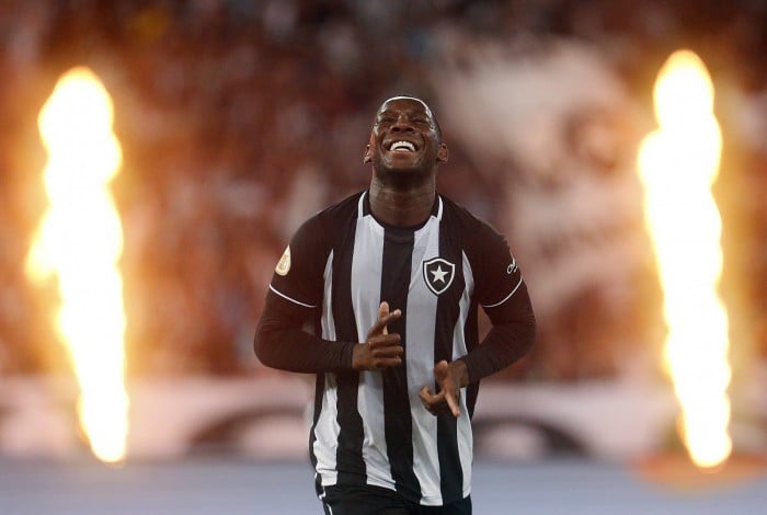 Patrick de Paula comemora seu primeiro gol com a camisa do Botafogo