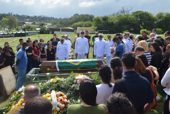 Sepultamento do sargento da Marinha Raphael da Silva Celestino, de 39 anos, no Cemitério Memorial Parque Nycteroy, em São Gonçalo