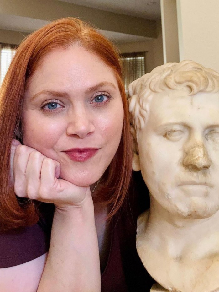 Mulher compra busto em brechó e descobre que é uma peça romana de dois mil anos