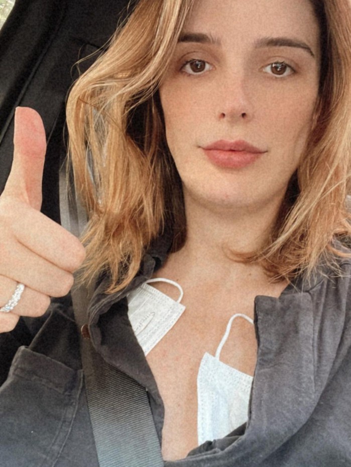 Rafa Brites cobre peitos com máscaras descartáveis após vazamento de leite