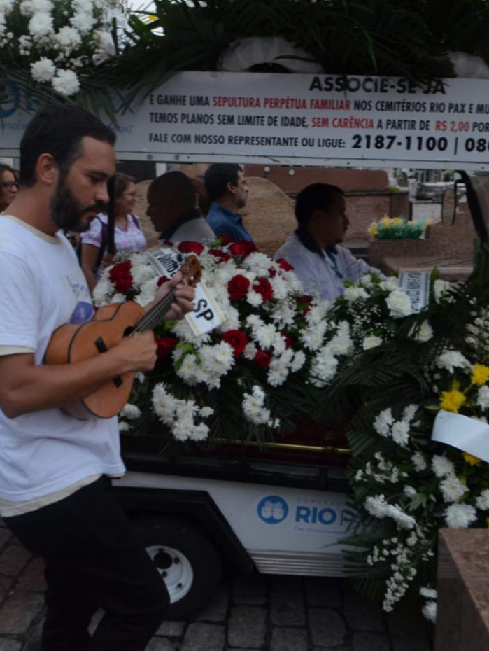 Familiares e amigos se despedem do m&uacute;sico Eduardo Gallotti no Cemit&eacute;rio S&atilde;o Jo&atilde;o Batista, em Botafogo