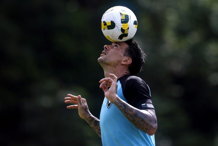 Víctor Cuesta em treino do Botafogo