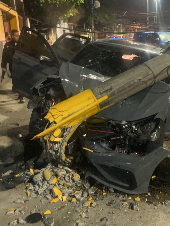 Carro de assaltantes colidiu contra um poste durante troca de tiros em Santíssimo